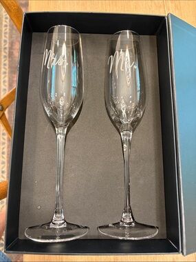Amazon Essentials Mr. & Mrs. Bridal set clear  Champagne Flute Set